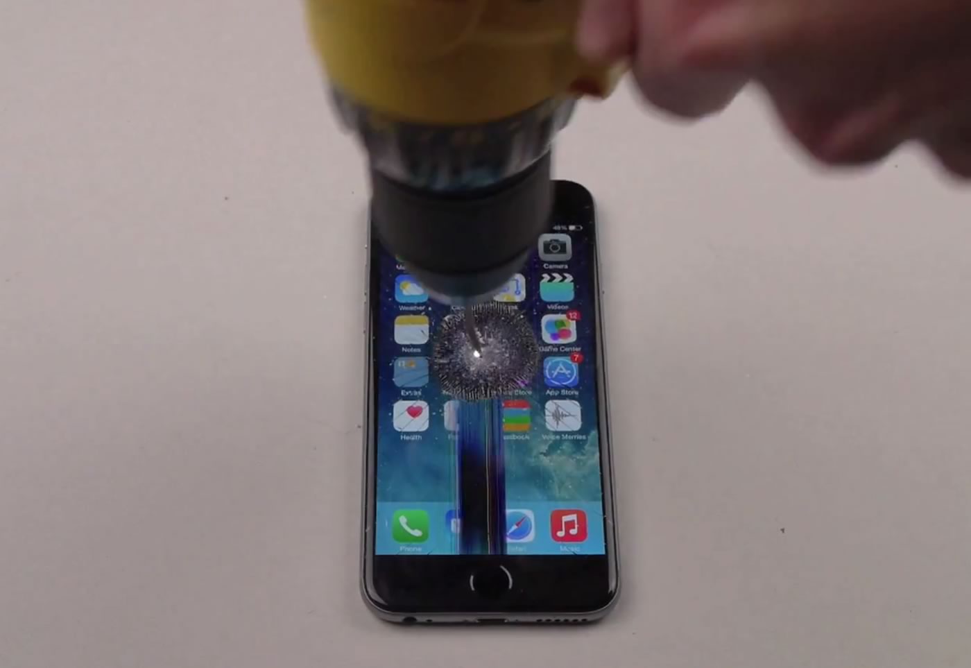 【動画】｢iPhone 6｣に電動ドリルで穴を開けようとすると…