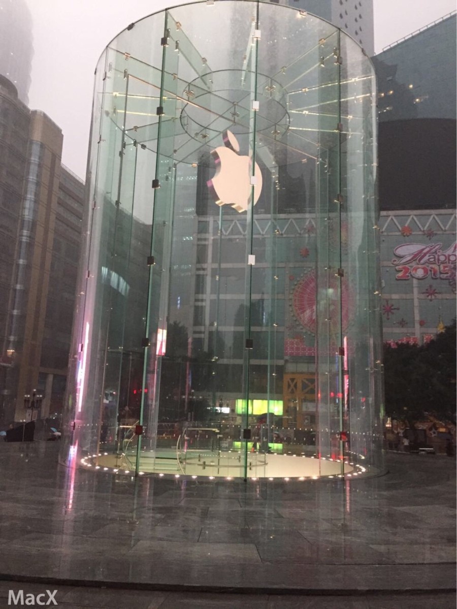 中国・重慶に新しくオープンする｢Apple Store 解放碑｣のガラスタワーの写真