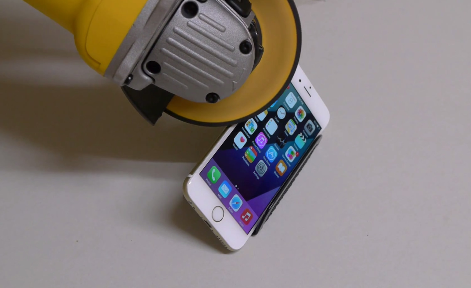 【動画】｢iPhone 6｣にグラインダー（研削盤）を当ててみると…
