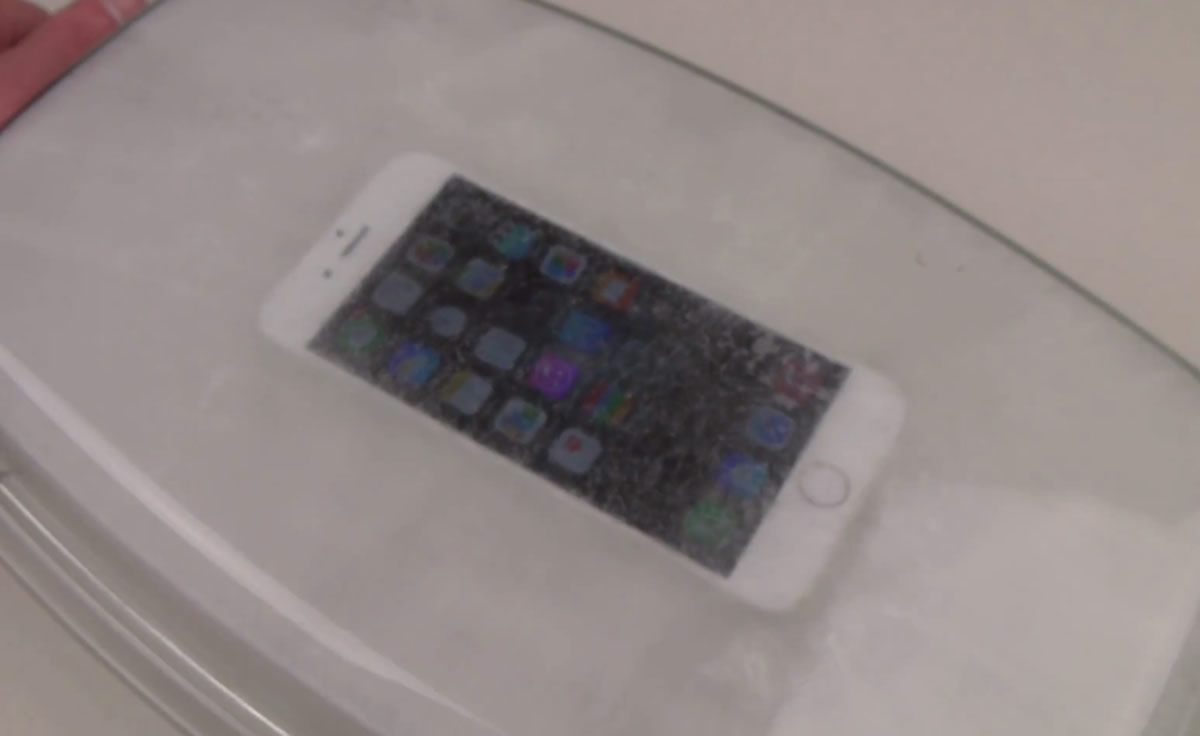 【動画】｢iPhone 6｣をホットアイス（酢酸ナトリウム）に入れてみると…