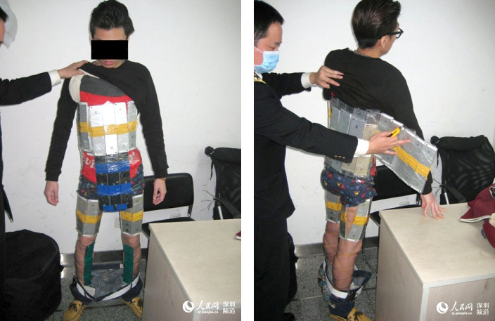 中国で体に94台もの｢iPhone｣を巻き付けて密輸しようとした男性が捕まる