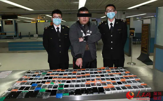 中国で｢iPhone｣を身体中に縛り付けて密輸しようとした男性がまた捕まる − 今度は146台 | 気になる、記になる…