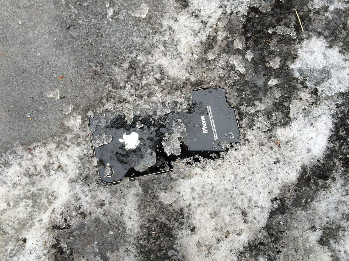 5日間も雪と氷の中に放置された｢iPhone｣が無事に生還