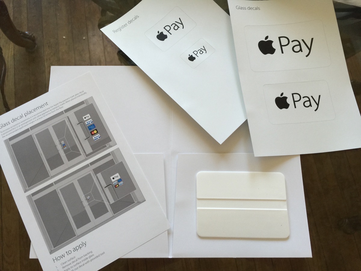 ｢Apple Pay｣対応店舗である事を示すステッカーの写真