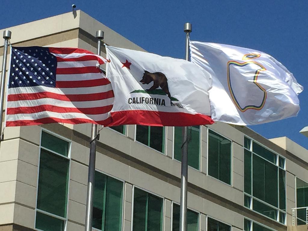 Apple、米国同性婚合法化を祝してレインボーロゴの社旗を掲揚