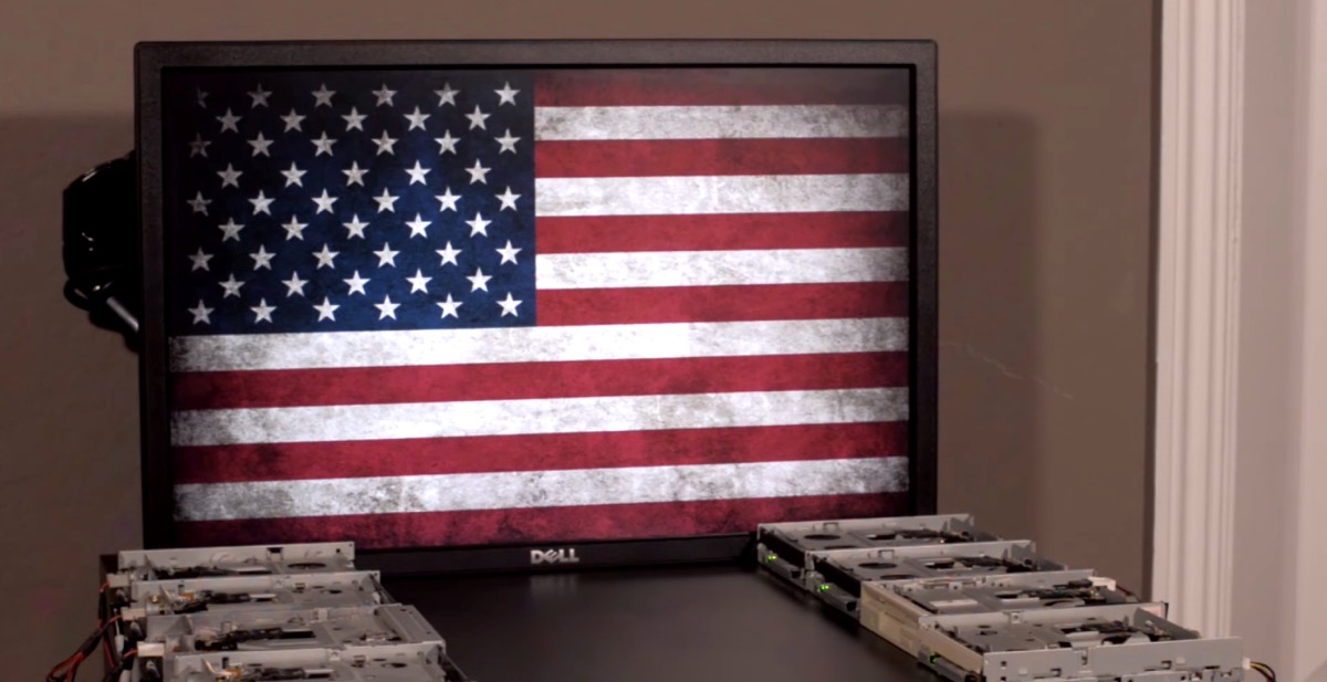 8台のフロッピーディスクドライブを使って米国国歌｢星条旗｣を演奏する映像