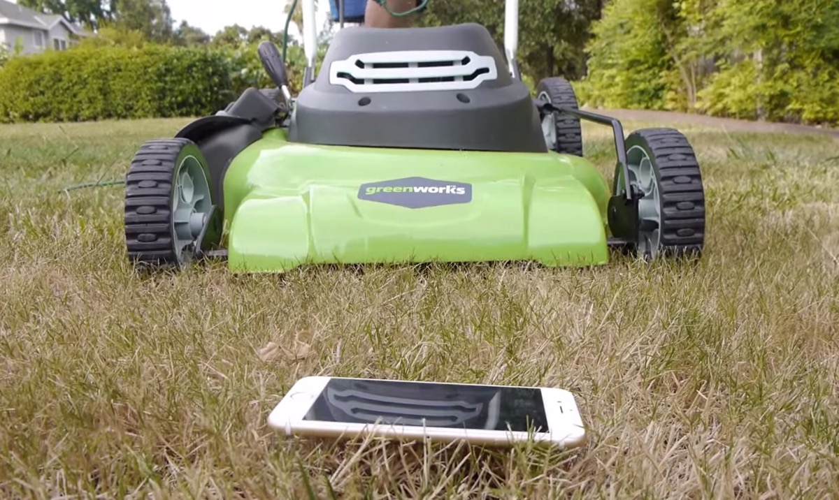 【動画】｢iPhone 6｣を芝刈り機にかけると…