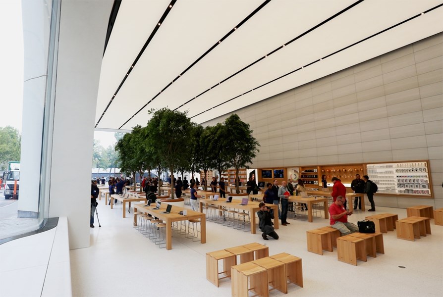 ベルギー初のApple Storeのオープン時の様子を撮影した映像 − Apple本社内のカンパニーストアや中国・南京の新店舗の様子も