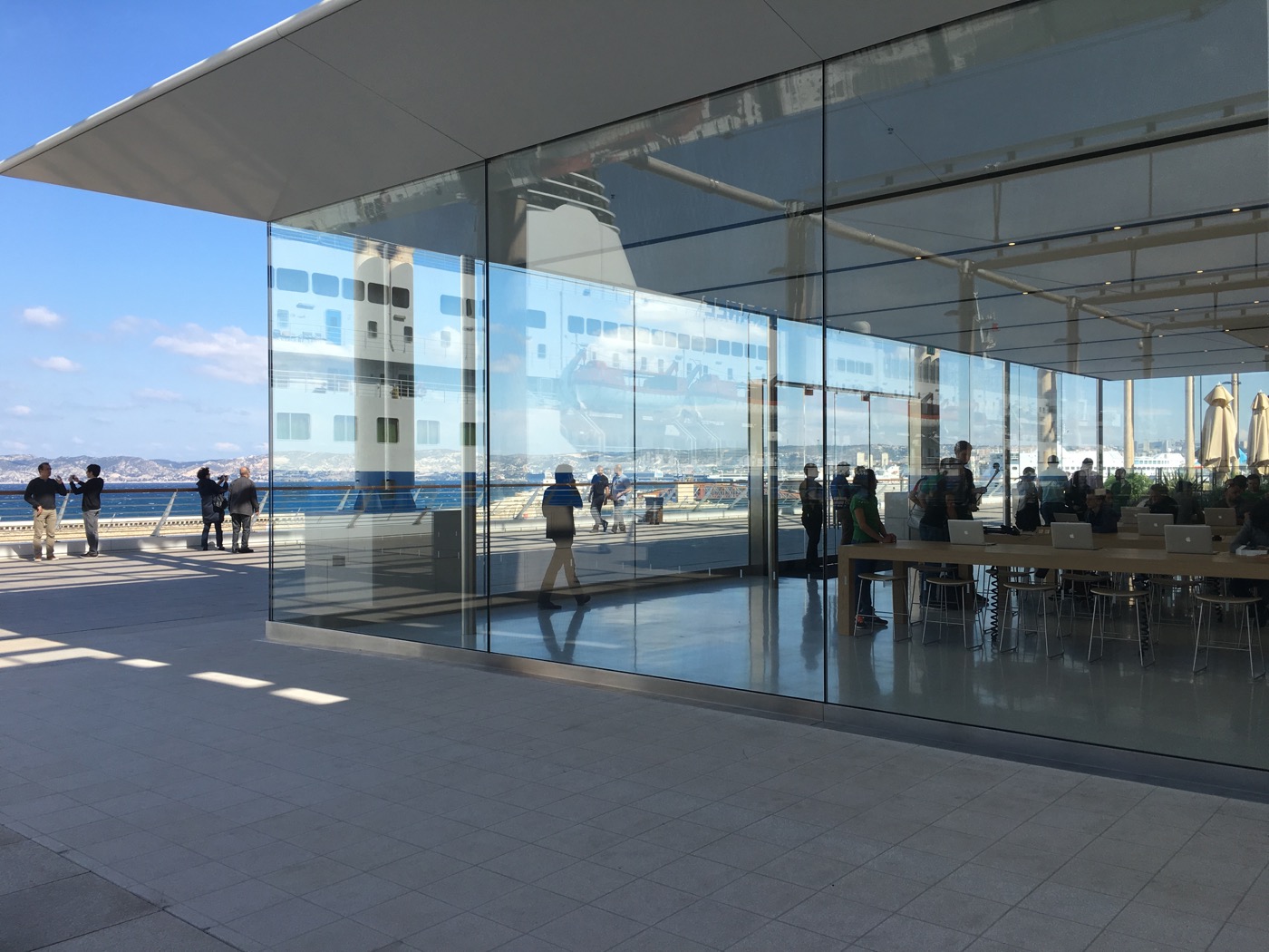店内から海が見える仏マルセイユの｢Apple Store｣の写真や映像 ｰ 5月14日にオープン