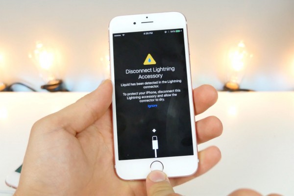 ｢iOS 10 beta 3｣を搭載した一部の｢iPhone｣では濡れたLightningコネクタを挿すと警告が表示されるように
