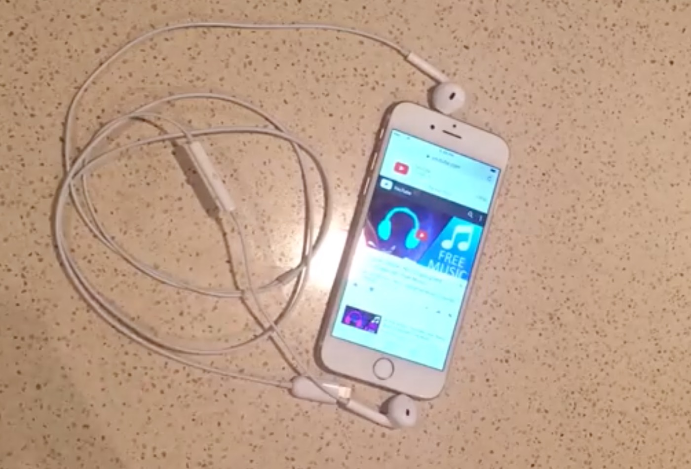 ｢iPhone 7｣用とされるLightningコネクタを採用した｢EarPods｣（恐らく偽物）のハンズオン動画