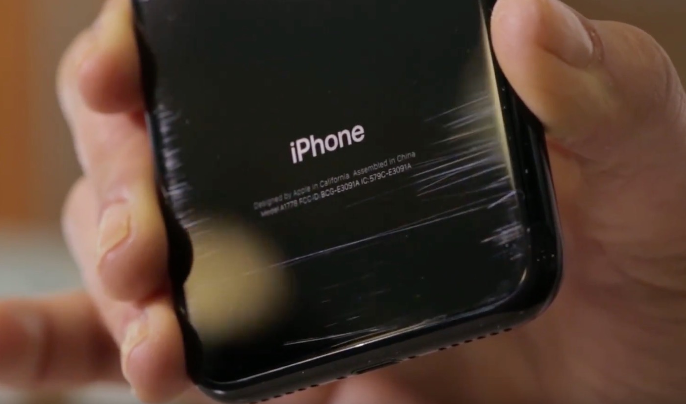 ｢iPhone 7｣のジェットブラックモデルの引っ掻きテスト映像