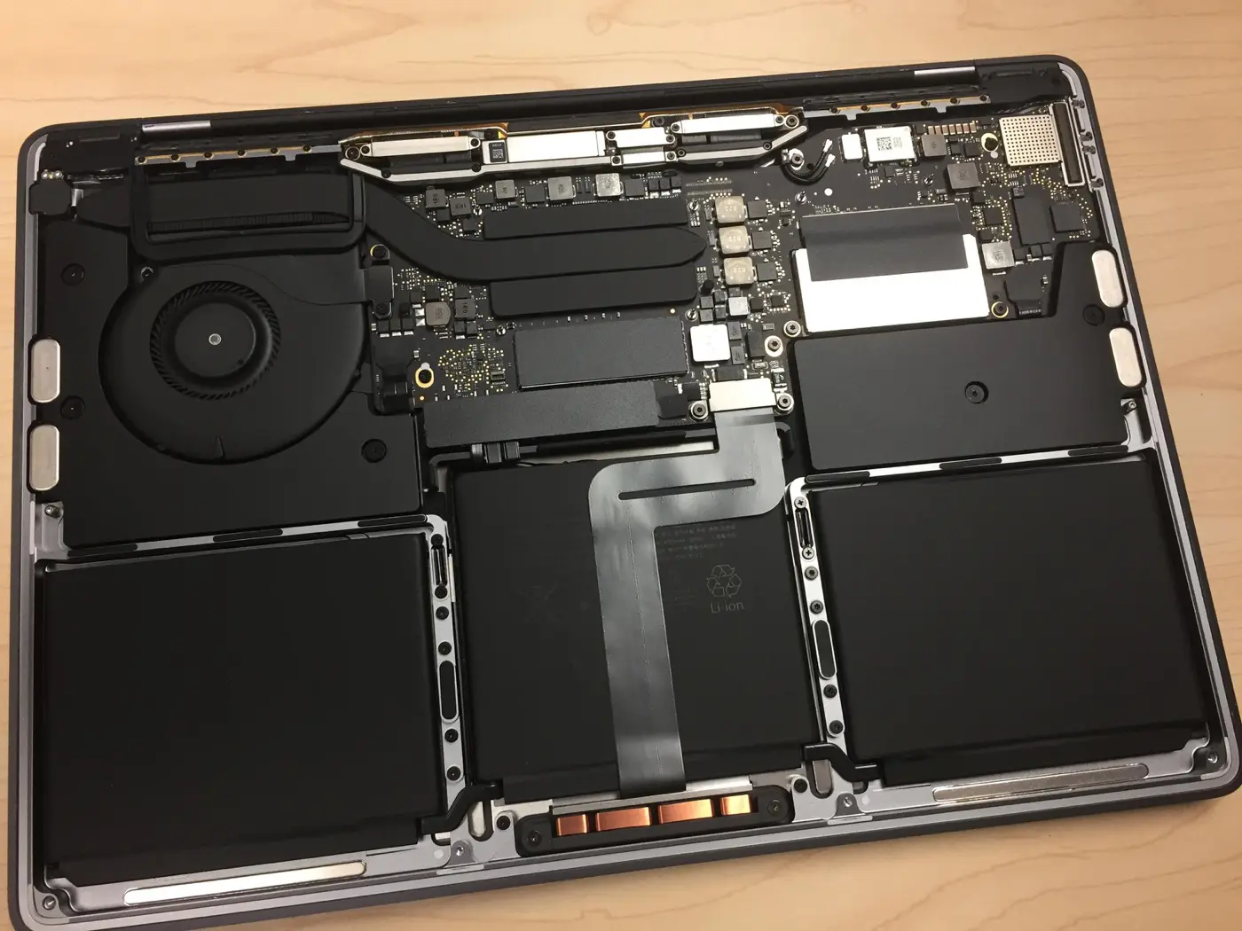 Apple - Mac Book Pro 2016 13インチ Touch Bar非搭載 その他 MacBook Pro (13-inch, 2016, Two Thunderbolt 3 ports