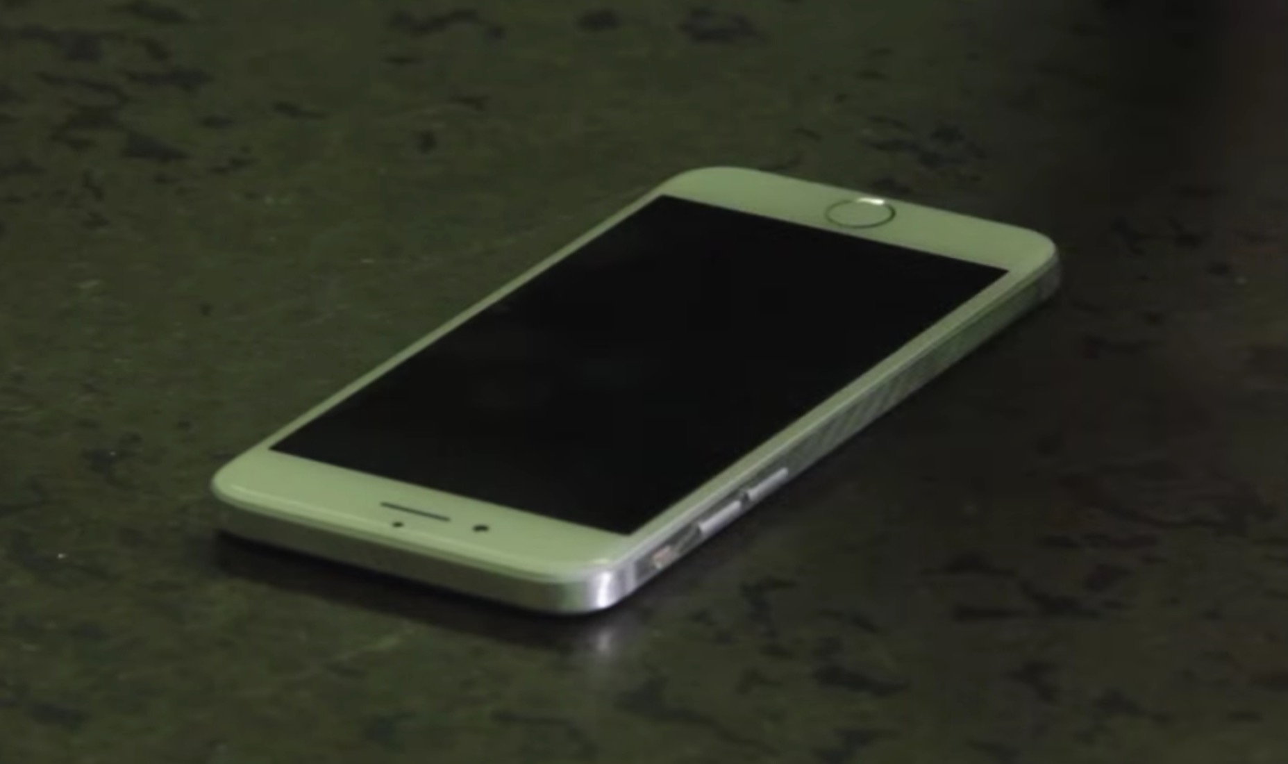 【動画】｢iPhone 7｣を｢iPhone 5｣風にDIY − 側面をフラットに