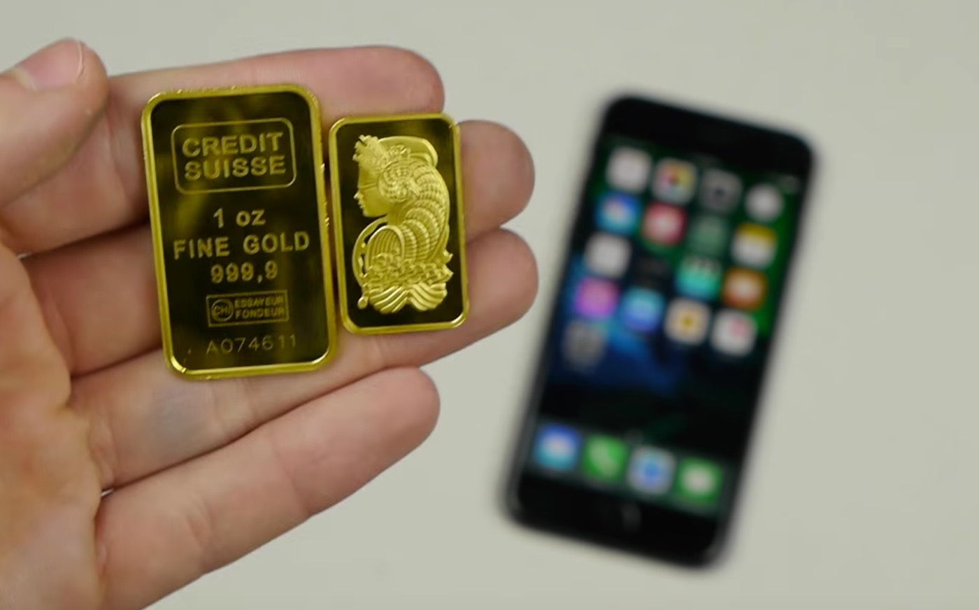 【動画】｢iPhone 7｣にドロドロに溶かした純金を注ぐと…
