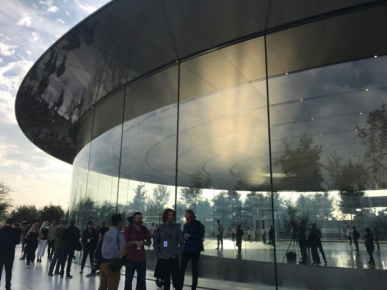 ｢Apple Park｣内のスティーブ・ジョブズ・シアターやビジターセンターを撮影した写真や映像