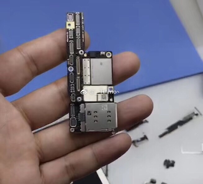 ｢iPhone X｣の分解映像 ｰ 2層式のロジックボードや分割されたバッテリーが特徴