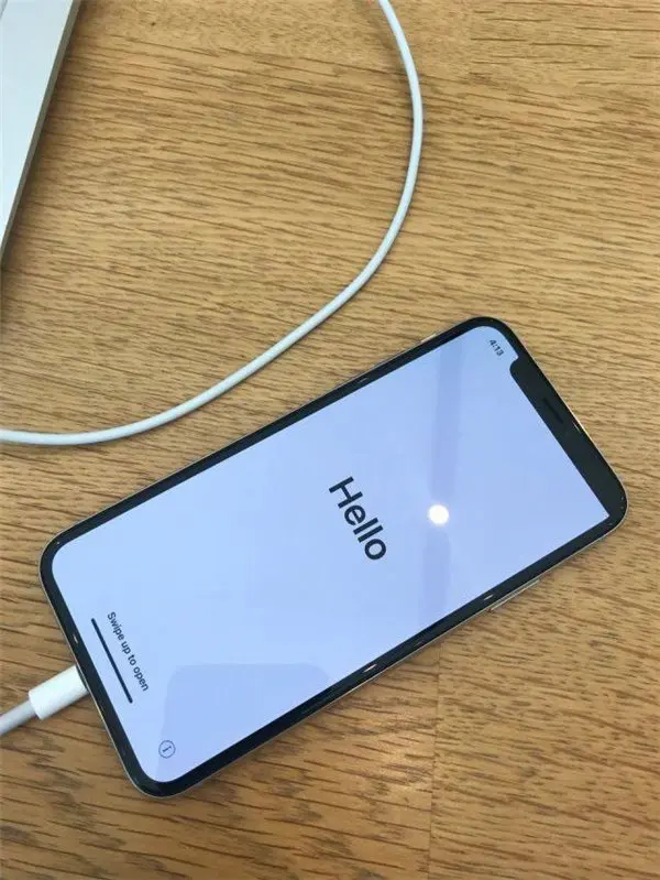Iphone X でノッチ横のディスプレイの片方だけが真っ黒になる事例が報告される 気になる 記になる