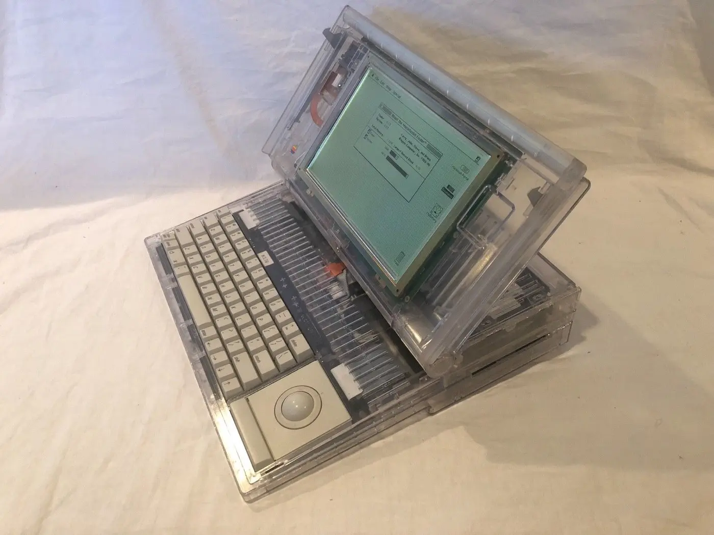 レアな｢Macintosh Portable｣の試作機（スケルトンモデル）がeBay