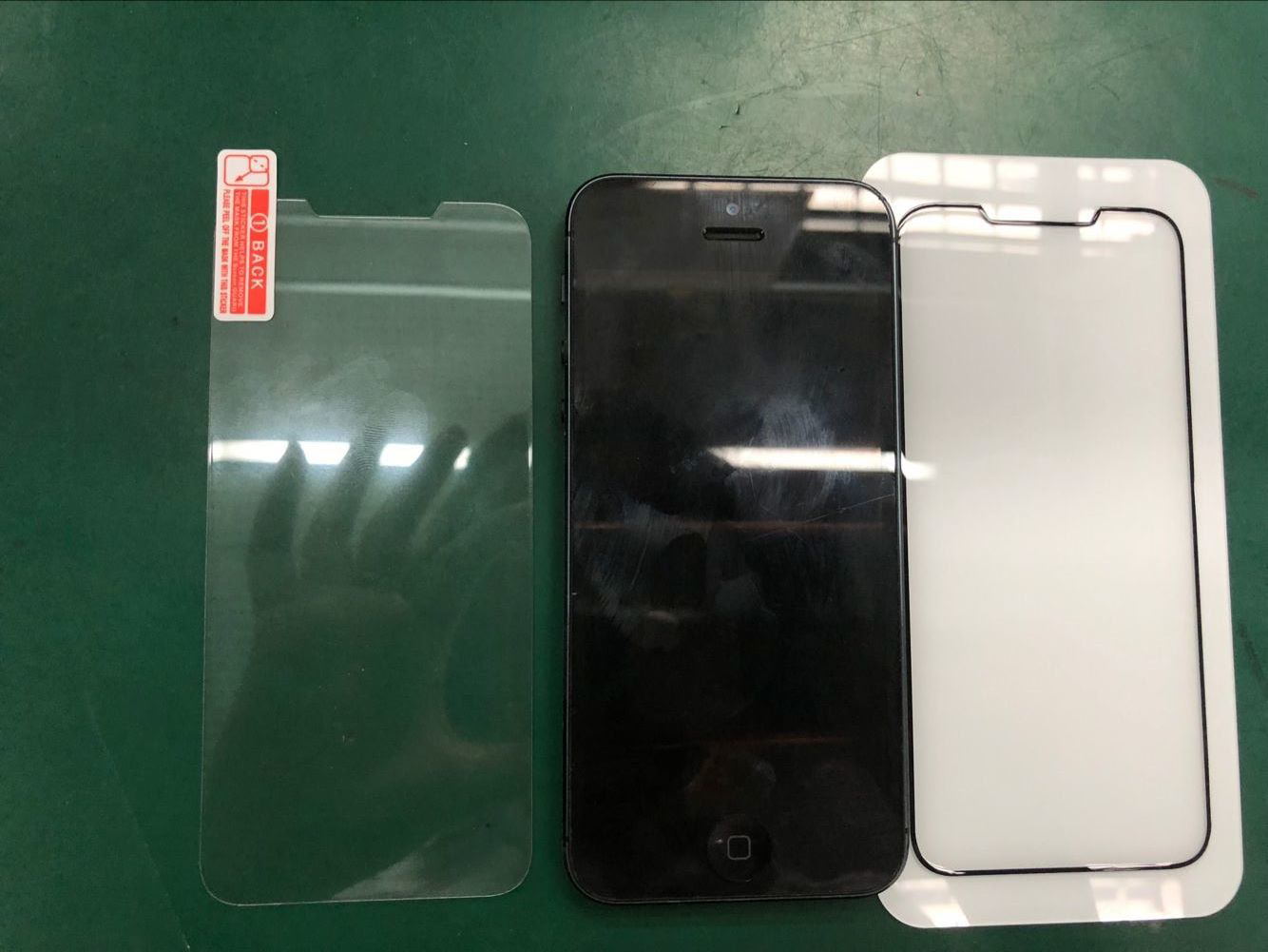 次期｢iPhone SE｣用とされる新たな液晶保護ガラスの写真 ｰ 本体サイズはほぼ変わらず、ホームボタン廃止やノッチが特徴に??