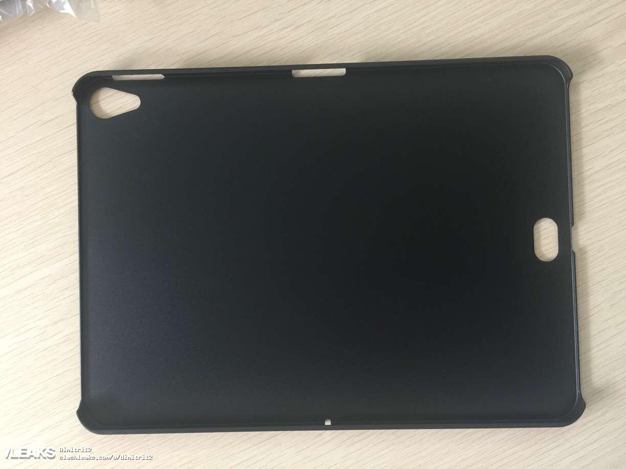 新型｢iPad Pro｣用とされるケースの写真が登場 − 本体背面下部に謎のポート用の穴が存在