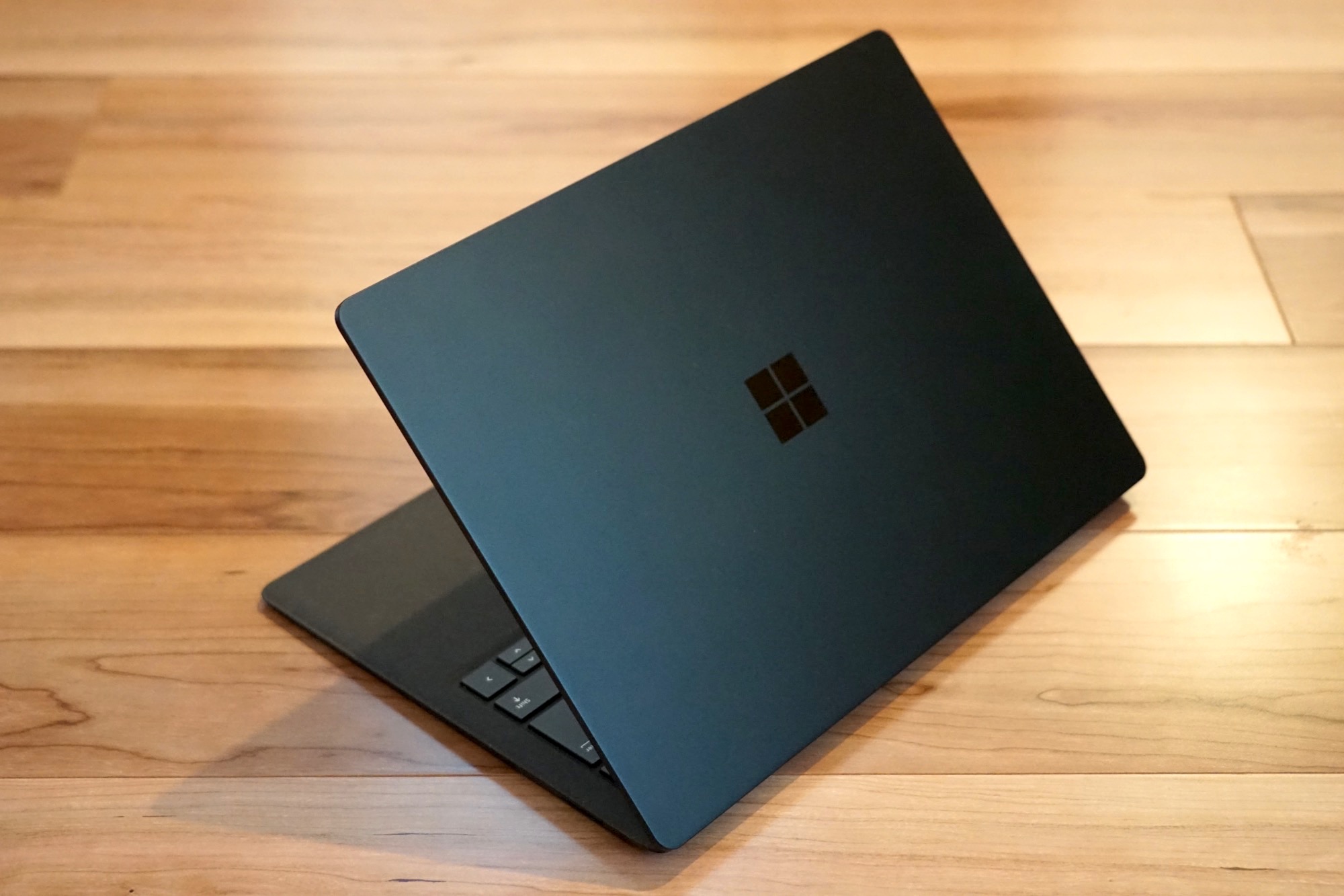 Microsoft、｢Surface Laptop 2｣向けに最新のファームウェアアップデートをリリース
