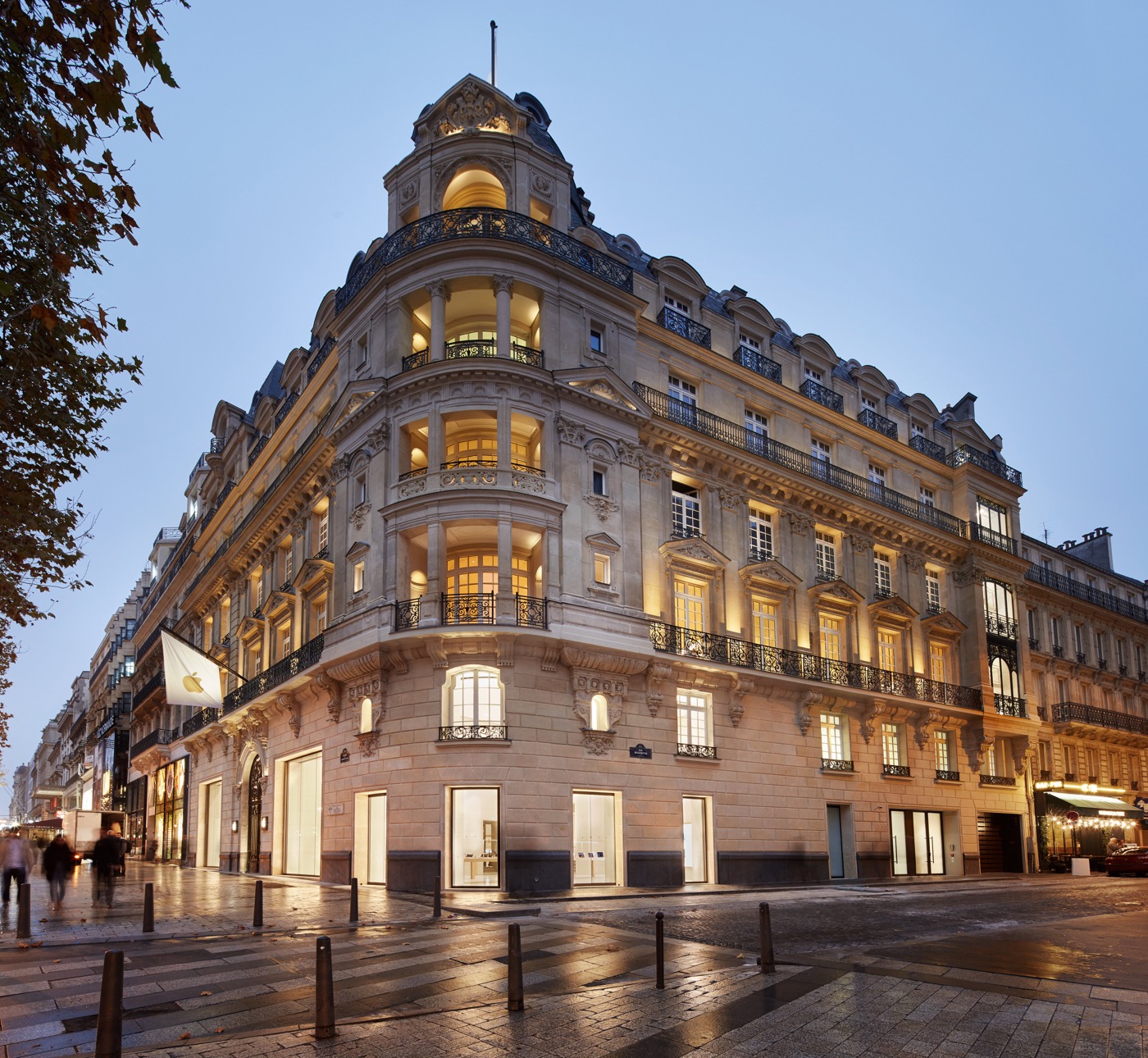 Apple、11月18日に仏パリのシャンゼリゼ通りに新しい直営店｢Apple Champs-Élysées｣をオープンへ − 店内の映像も