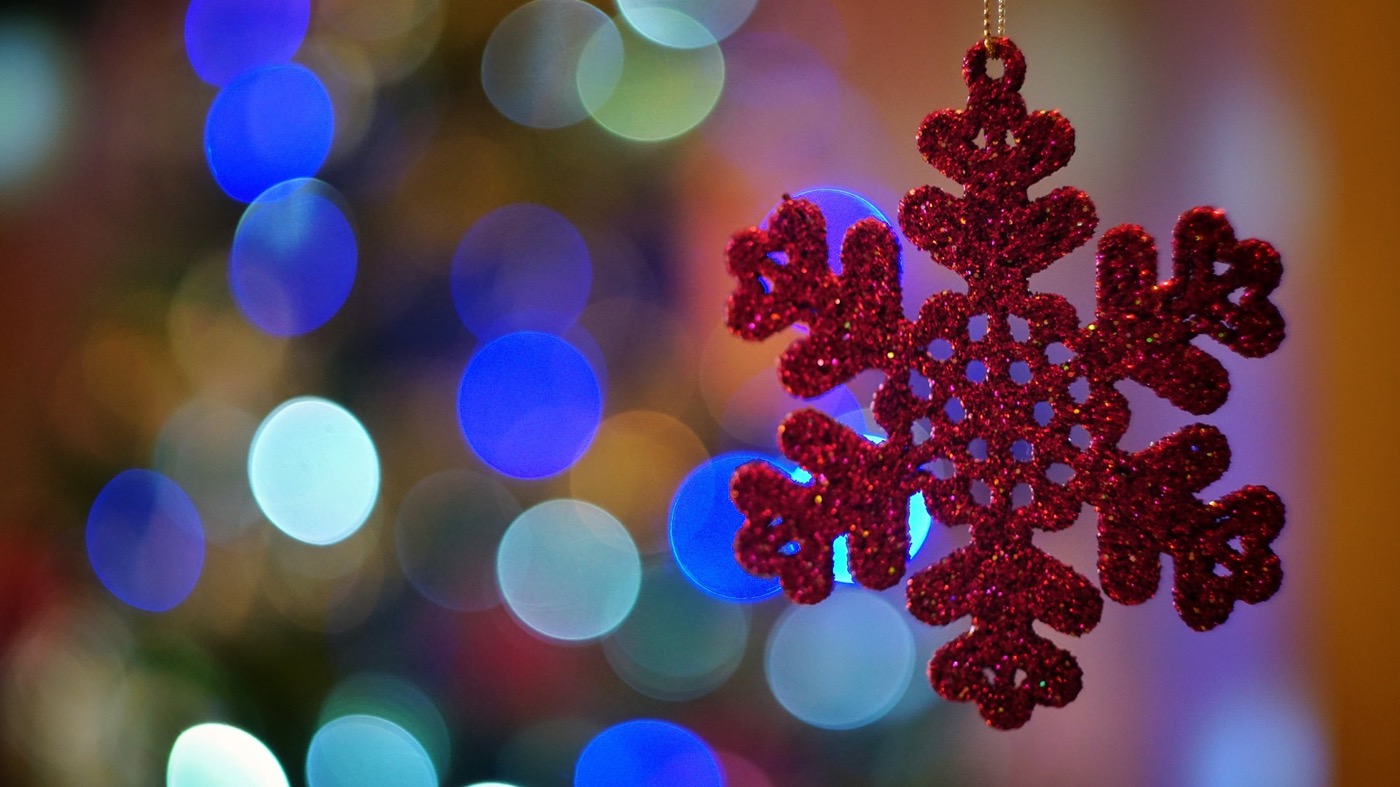 Microsoft、クリスマスに関する壁紙を特集した｢Windows 10｣向けテーマ画像｢Winter Holiday Glow｣を公開