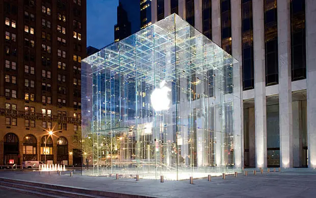 ガラスキューブが特徴の｢Apple Fifth Avenue｣は今年前半に
