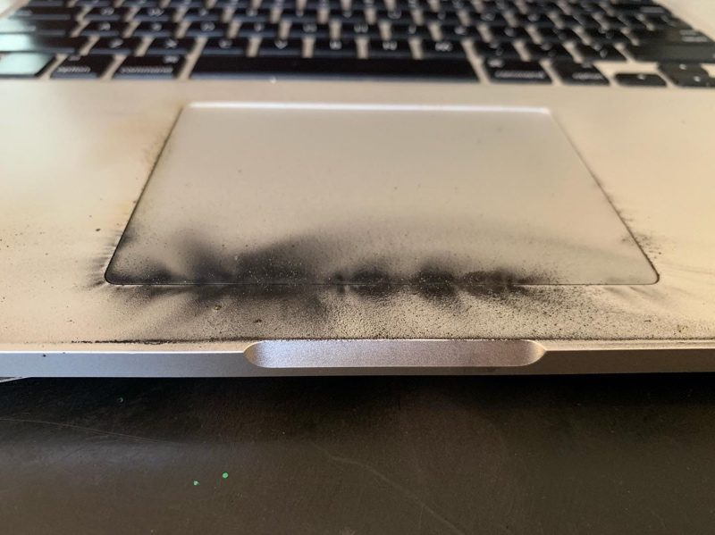 ｢MacBook Pro 15インチ｣のバッテリー過熱によるリコール、実際に問題が発生した製品の写真公開
