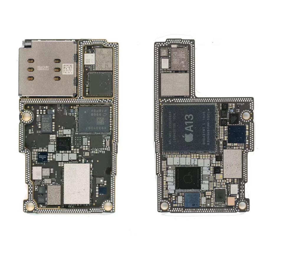 ｢iPhone 11 Pro｣と｢iPhone 11｣のロジックボードや｢A13｣チップの写真