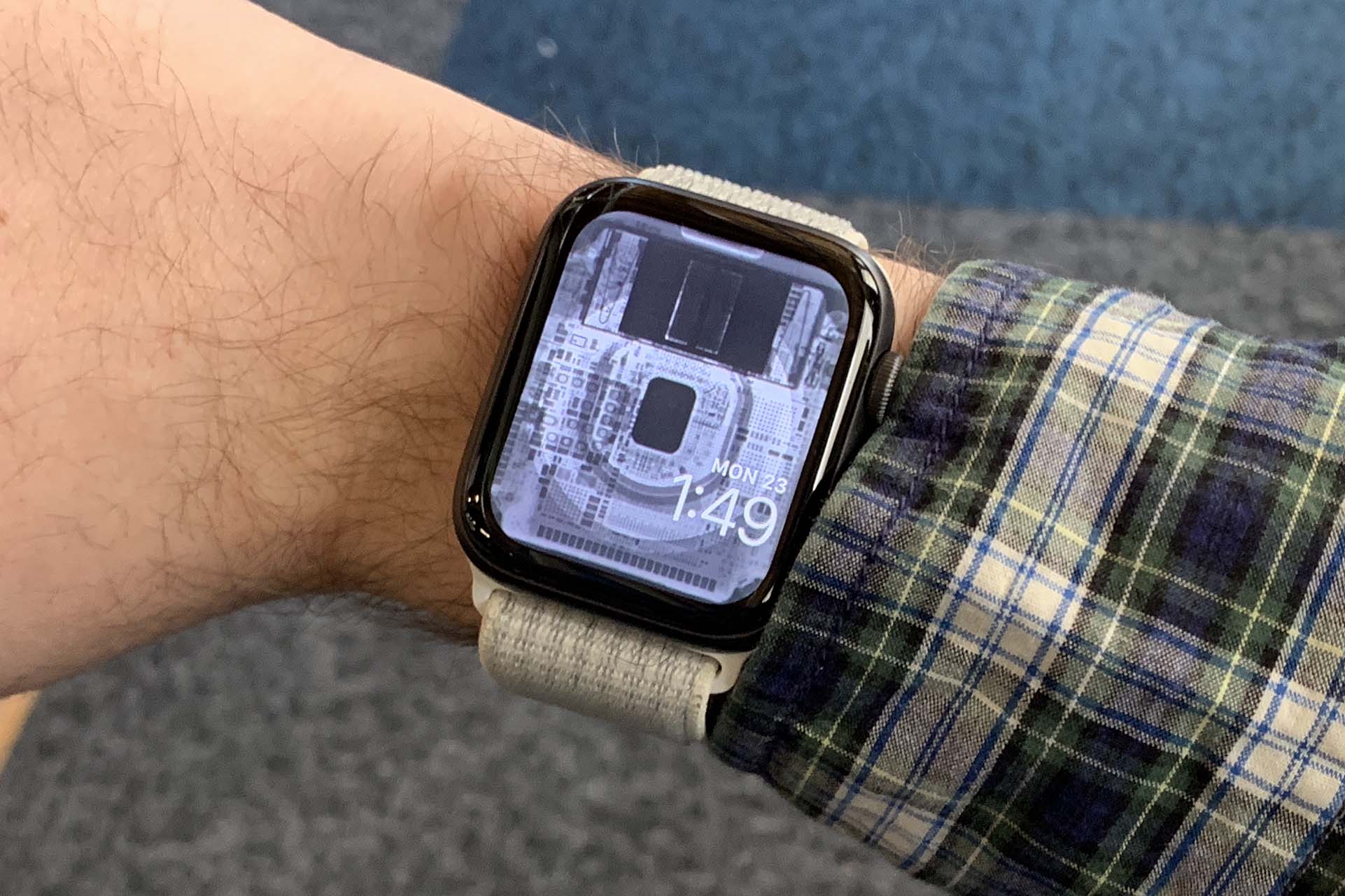 iFixit、内部が透けて見えるような壁紙の｢Apple Watch Series 5/4/3｣版を公開