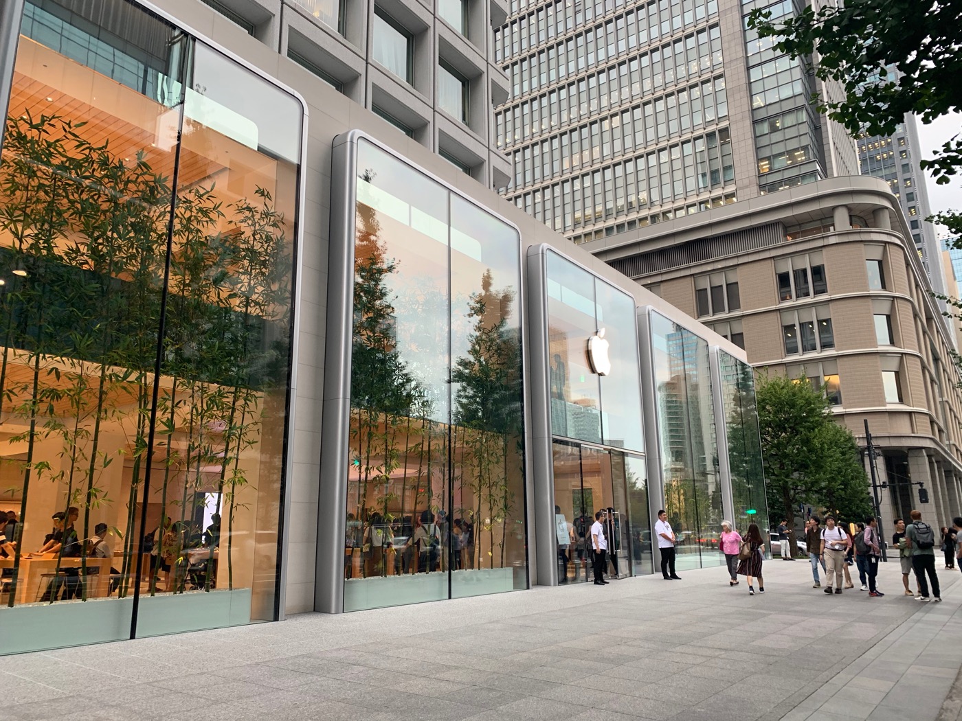 Apple、新しい直営店｢Apple 丸の内｣をオープン