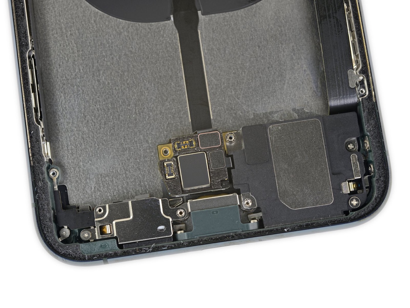 iFixit、｢iPhone 11 Pro Max｣の分解レポートを公開 − 双方向ワイヤレス充電に関する部品も??