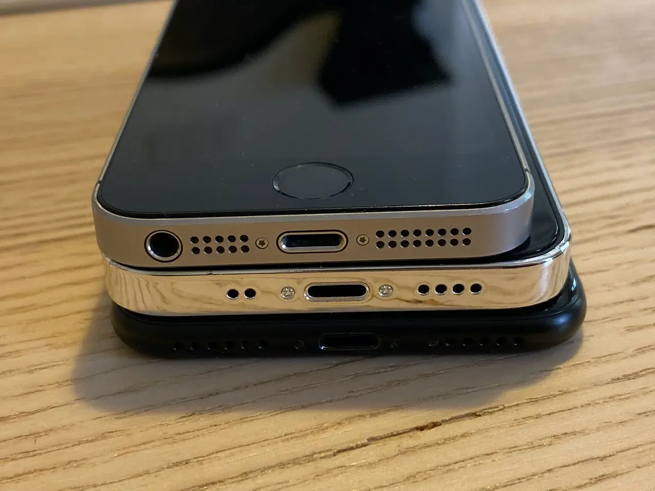 iPhone 12｣は｢iPhone SE (第1世代)｣と｢iPhone 7｣の中間サイズか 