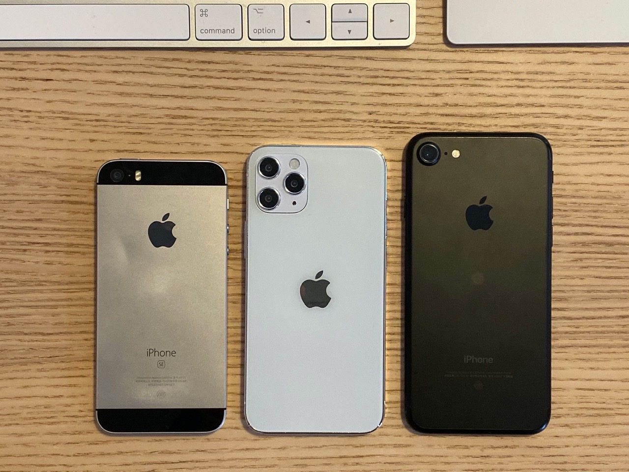 ｢iPhone 12｣は｢iPhone SE (第1世代)｣と｢iPhone 7｣の中間サイズか − ダミーモデルの大きさ比較画像公開