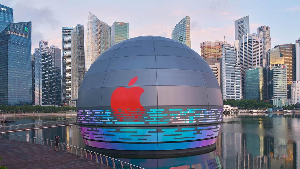 ｢Apple Marina Bay Sands｣はまもなくオープンか − 球体のラッピングが剥がされる