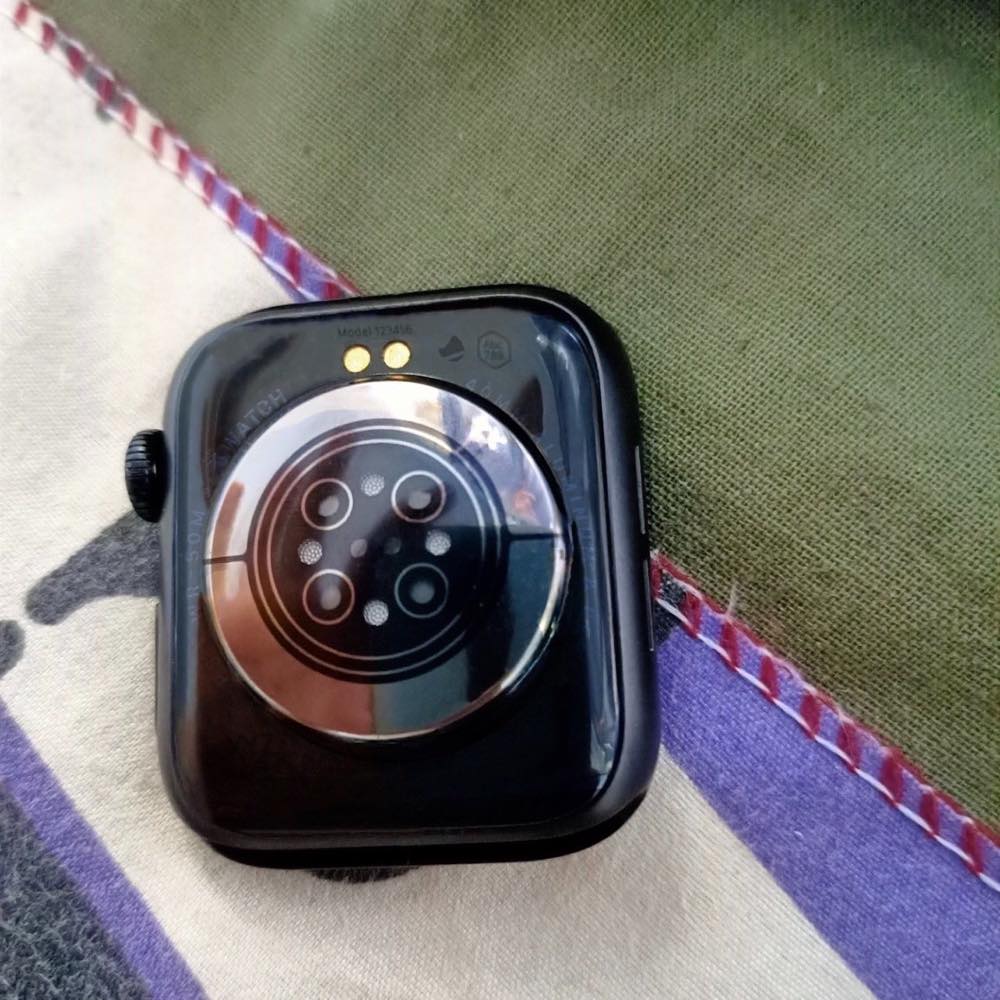 【追記・偽物】体温センサー?? 何らかの新しいセンサーを搭載した｢Apple Watch｣の試作機の写真