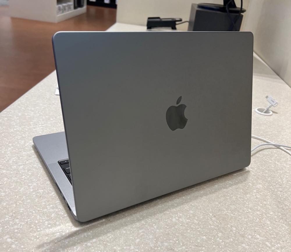 新型｢MacBook Pro 14インチ｣の新たな実機写真が公開される | 気になる 