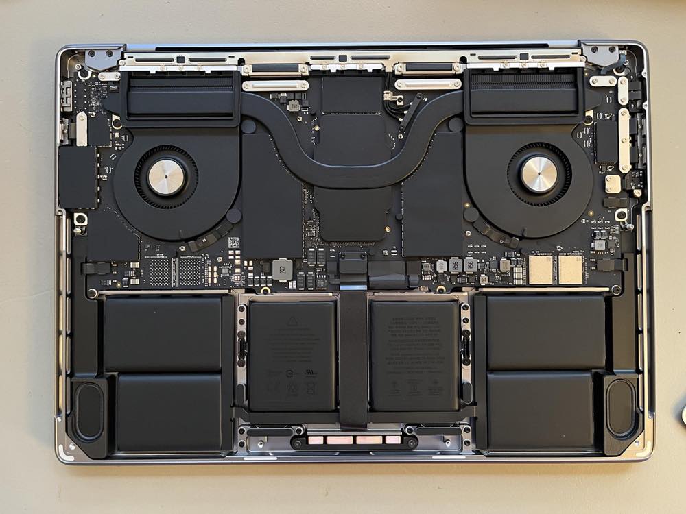 新型｢MacBook Pro 14インチ｣の内部写真も登場