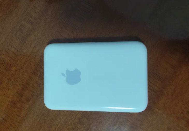 Appleの｢MagSafeバッテリーパック｣のプロトタイプの写真が公開される − 製品版との違いも