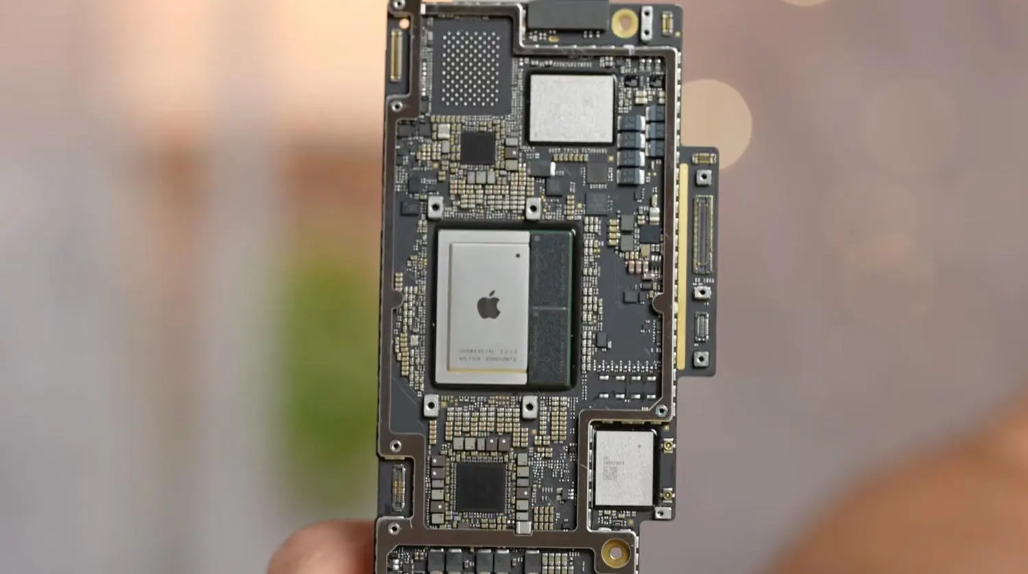 M2搭載｢MacBook Air｣の分解動画 − ｢U1｣チップを搭載?? | 気になる、記