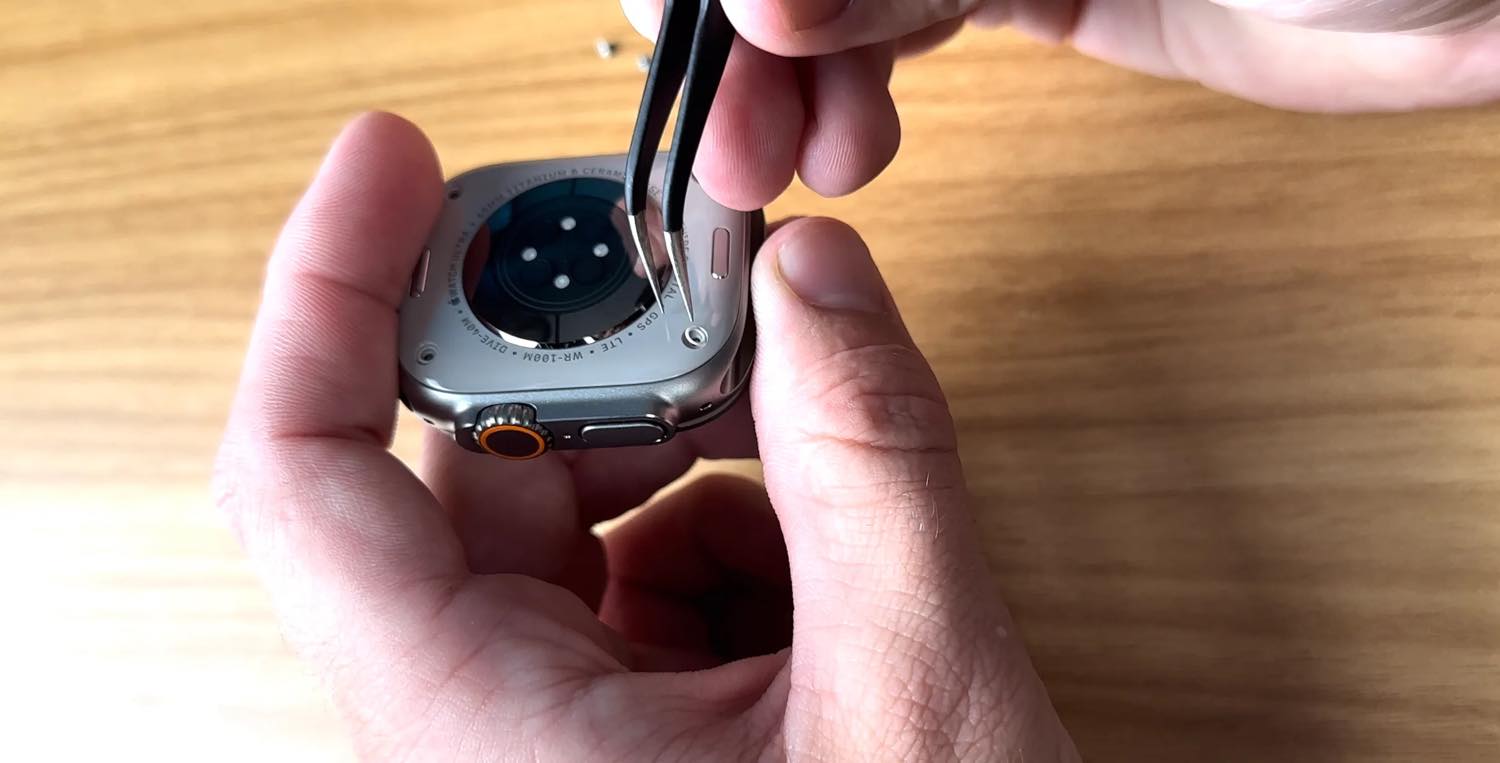 ｢Apple Watch Ultra｣の裏蓋は開封しないように!! − 素人が元に戻すことは不可能に近い為