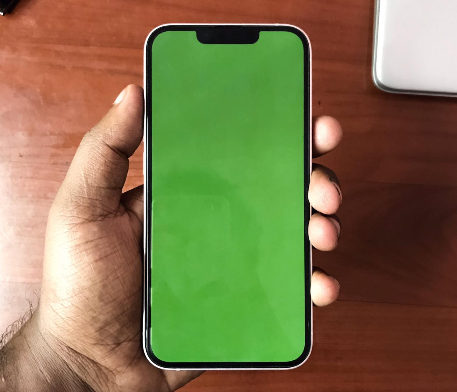 ｢iOS 16.1｣へのアップデート時に｢iPhone 13｣のディスプレイが緑一色になるグリーンスクリーン問題が一部で報告される