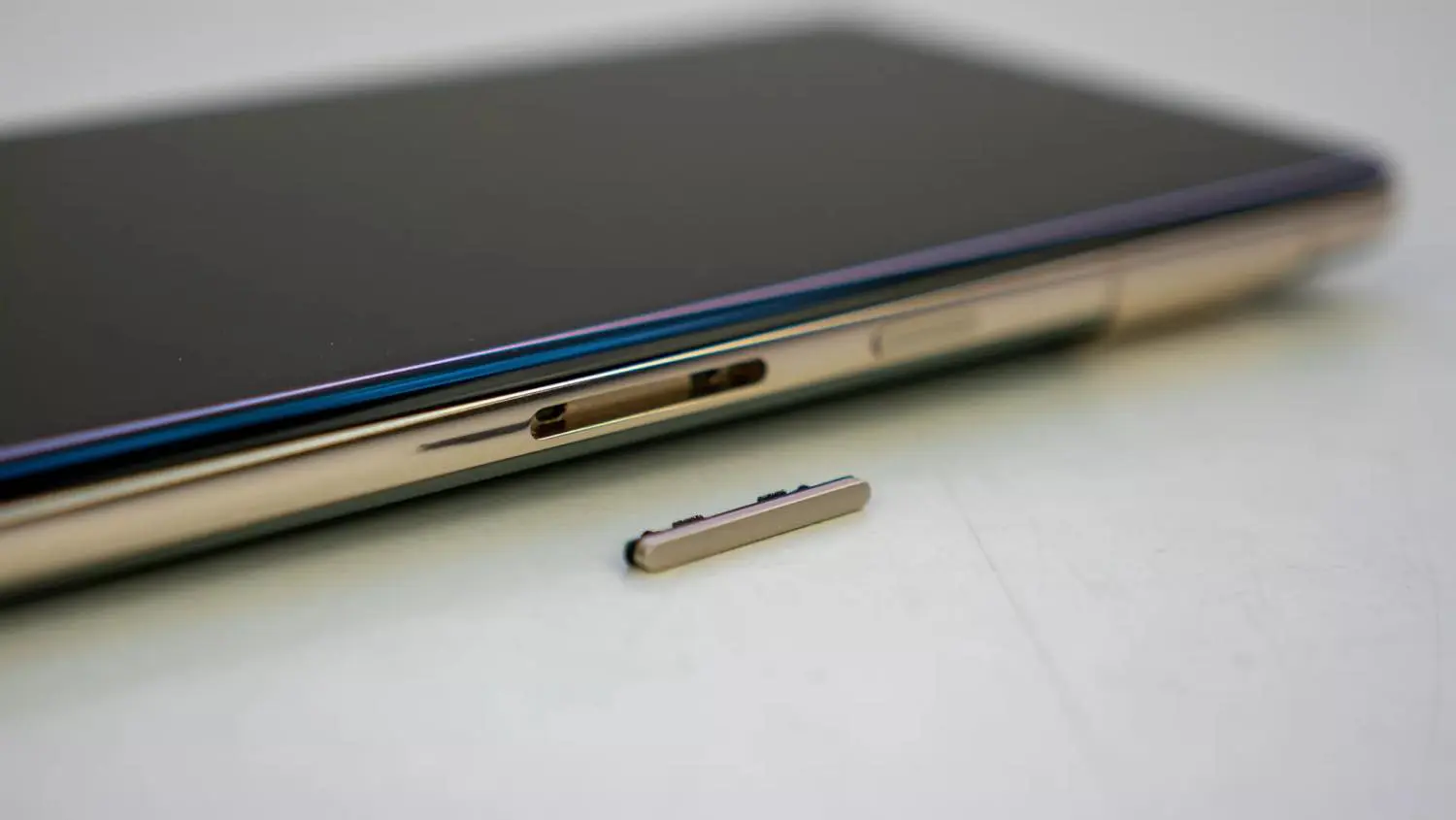 裸で利用中の方は要注意?! ｢Google Pixel 7 Pro｣で音量調節ボタンが