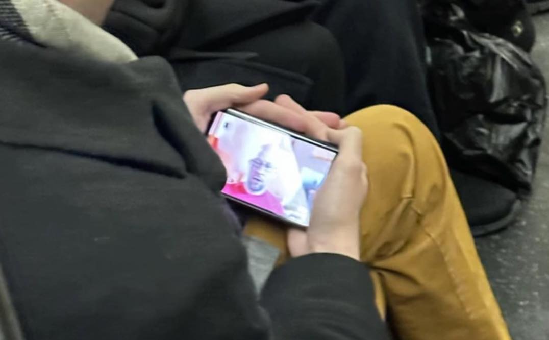 Googleの折りたたみ式スマホ｢Pixel Fold｣が地下鉄で目撃された??