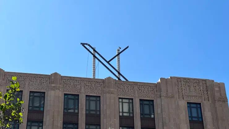 X本社ビル屋上の眩しい｢X｣の看板、早くも撤去される