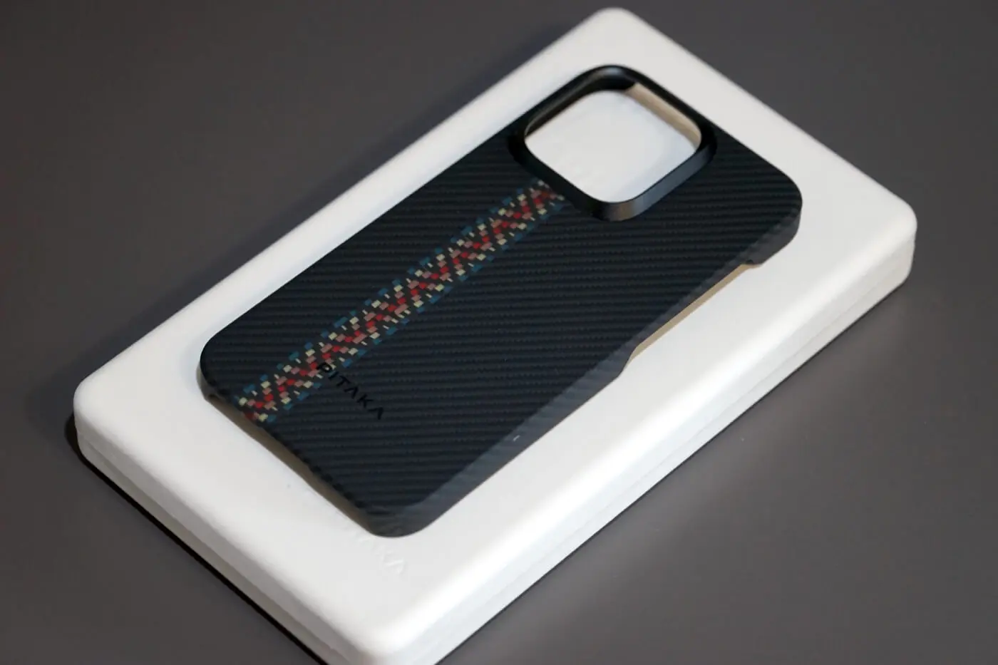 レビュー】PITAKAのアラミド繊維製ケース｢MagEZ Case 4｣ ｰ 薄型/軽量