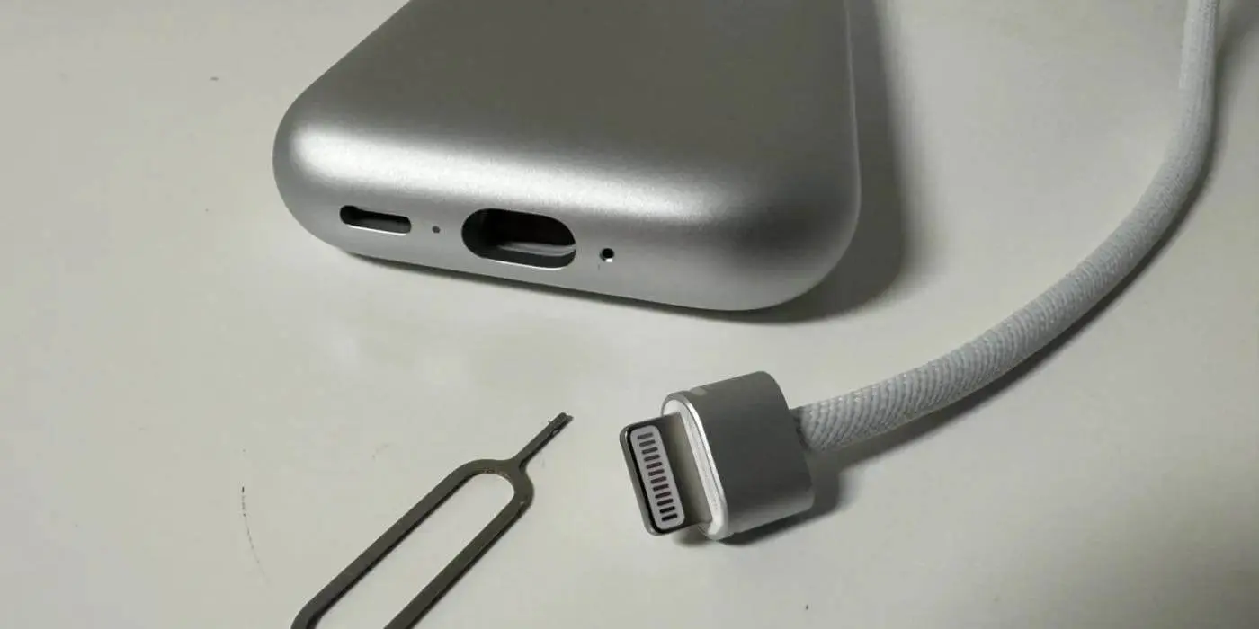 Apple Vision Pro｣のバッテリーパックのケーブルは｢SIM 取り出し