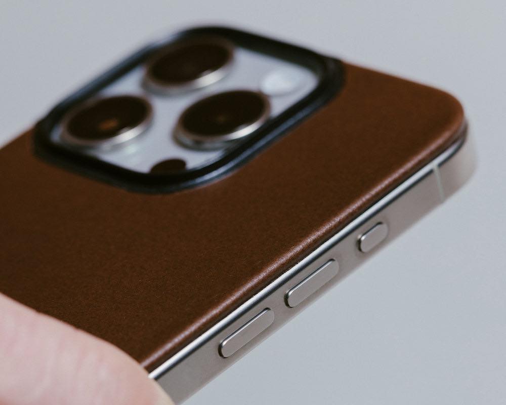 NOMADの超薄型｢iPhone 15 Pro｣向けレザープロテクター｢Magnetic Leather Back｣が国内でも販売開始